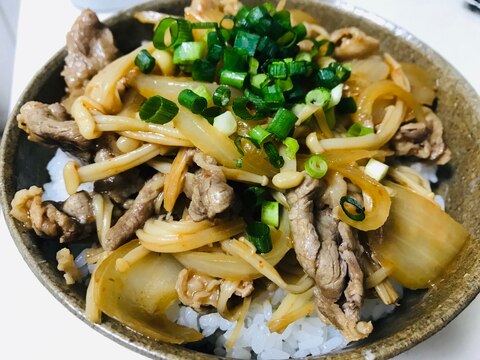 簡単晩ご飯！牛こま肉とエノキのピリ辛丼♫